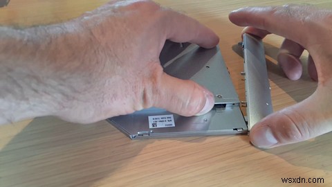 วิธีเปลี่ยนไดรฟ์ดีวีดีแล็ปท็อปของคุณด้วย HDD หรือ SSD 