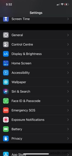 นี่คือสิ่งที่คุณทำได้และไม่สามารถทำได้ด้วย Siri แบบออฟไลน์ใน iOS 15 