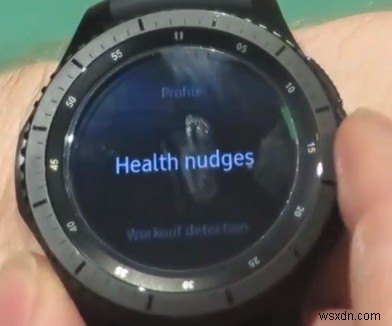 วิธีป้องกันไม่ให้แบตเตอรี่หมดบนนาฬิกาอัจฉริยะของ Samsung Gear 