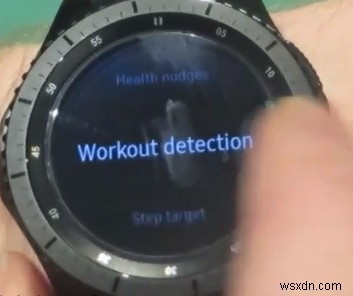 วิธีป้องกันไม่ให้แบตเตอรี่หมดบนนาฬิกาอัจฉริยะของ Samsung Gear 