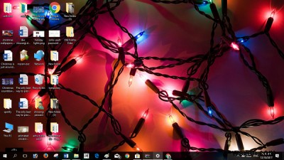 ธีมคริสต์มาสของ Windows 11/10 วอลเปเปอร์ ต้นไม้ สกรีนเซฟเวอร์ หิมะ และอีกมากมาย! 