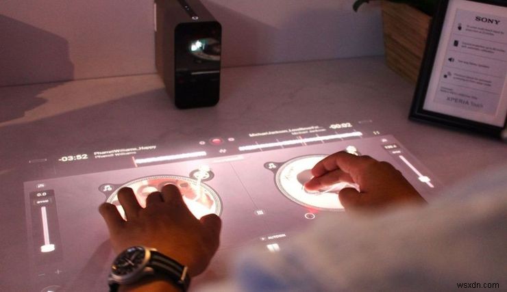 Xperia Touch Projector ของ Sony ให้คุณเปลี่ยนพื้นผิวใดๆ ให้กลายเป็นอุปกรณ์ Android 