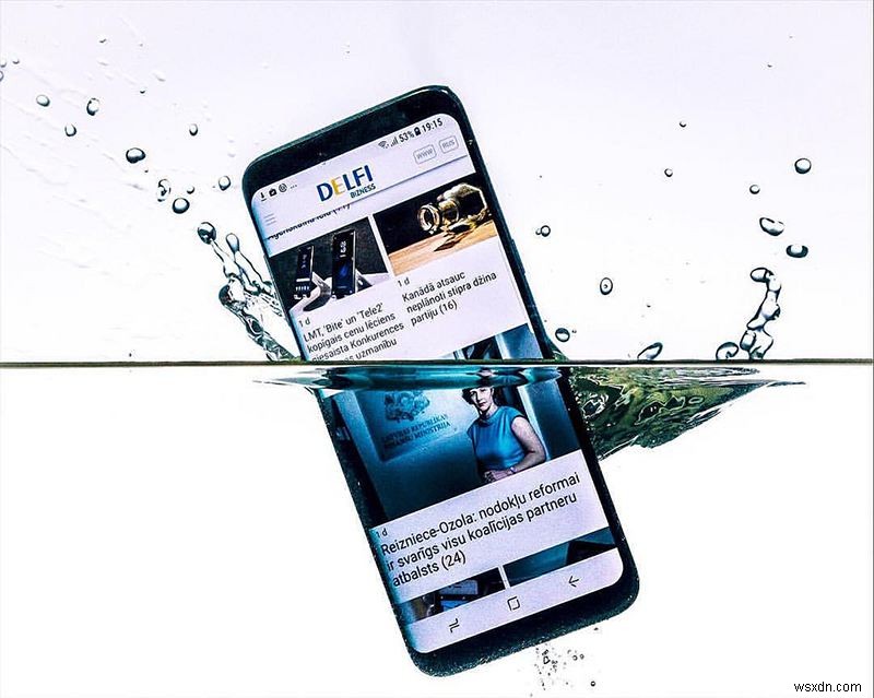 โทรศัพท์ของคุณกันน้ำได้หรือเพียงแค่  กันน้ำกระเซ็น  คู่มือฉบับย่อสำหรับการให้คะแนนน้ำในเทคโนโลยี 