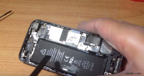 วิธีซ่อมแซม iPhone 5 . ที่เสียหายจากน้ำ 