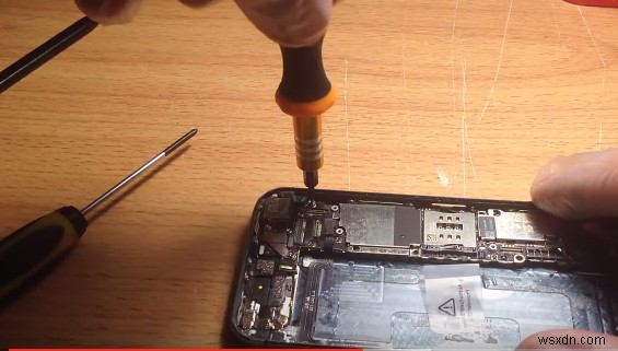 วิธีซ่อมแซม iPhone 5 . ที่เสียหายจากน้ำ 