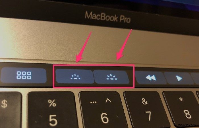 วิธีเปิดไฟแป้นพิมพ์บน MacBook Pro