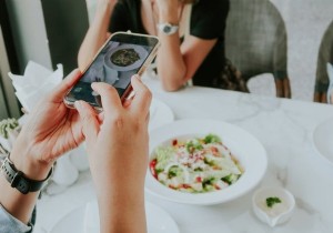 วิธีลบรูปภาพที่ซ้ำกันอย่างรวดเร็วใน iOS 16