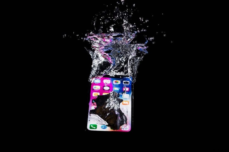 วิธีการบันทึกโทรศัพท์ของคุณจากความเสียหายจากน้ำ