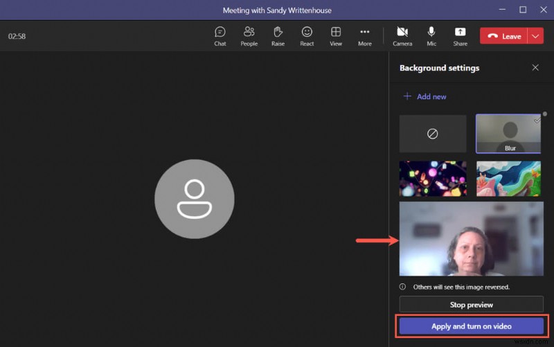 เบลอพื้นหลังของคุณใน Microsoft Teams:คำแนะนำทีละขั้นตอนสำหรับ Windows, Mac และมือถือ 