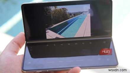 Razr Fold ของ Motorola:อุปกรณ์พับได้ราคาไม่แพงที่มีประสิทธิภาพเหนือกว่า Samsung และ Google 
