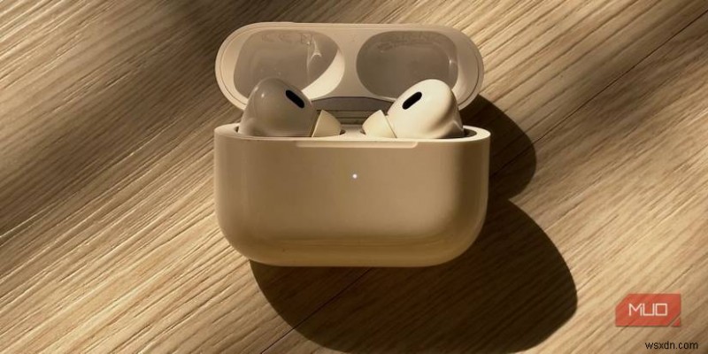 แสงสีส้มบน AirPod ของคุณมีความหมายว่าอะไร? ทำความเข้าใจตัวบ่งชี้สีของ AirPods 