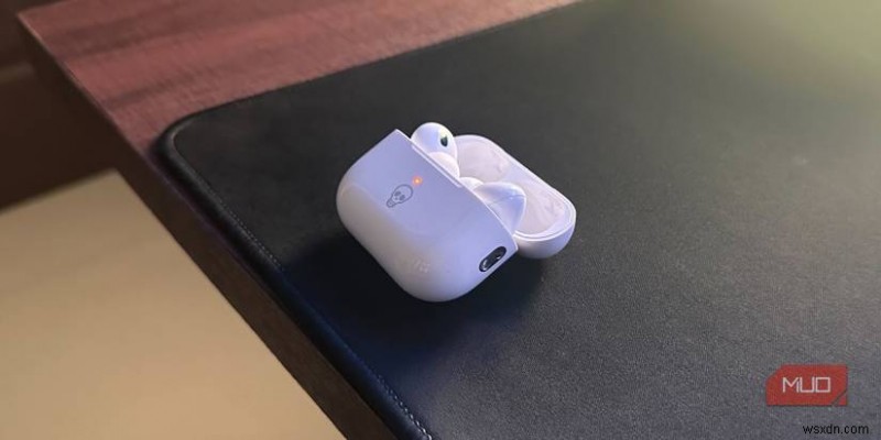 แสงสีส้มบน AirPod ของคุณมีความหมายว่าอะไร? ทำความเข้าใจตัวบ่งชี้สีของ AirPods 