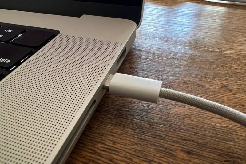 การแก้ไขปัญหาการชาร์จแบตเตอรี่ MacBook:การแก้ไขและเคล็ดลับด่วน 