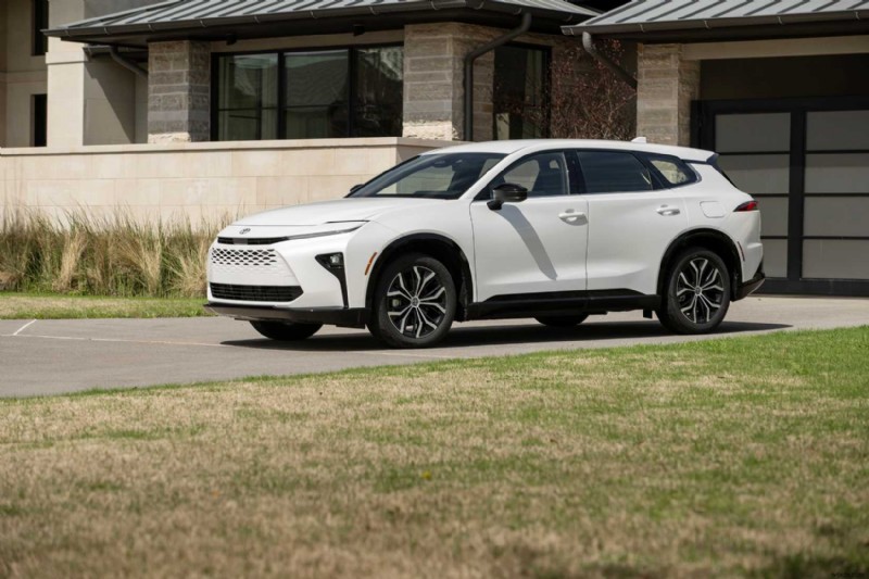 Toyota Crown Signia:สองการตกแต่งพิสูจน์ความหรูหราโดยไม่ต้องเกินงบ 