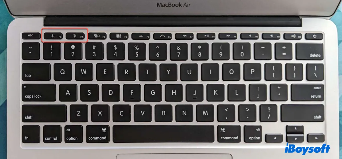 หน้าจอ MacBook เปลี่ยนเป็นสีดำในขณะที่ยังทำงานอยู่:สาเหตุและแนวทางแก้ไข 