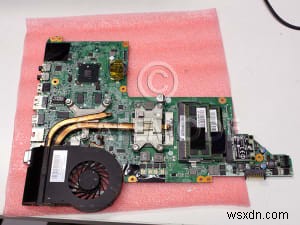 คู่มือการซ่อมแซม HP Pavilion DV6‑3000:การเปลี่ยนเคสด้านล่างเพื่อแก้ไขปัญหาความร้อนเกินและฝาปิด