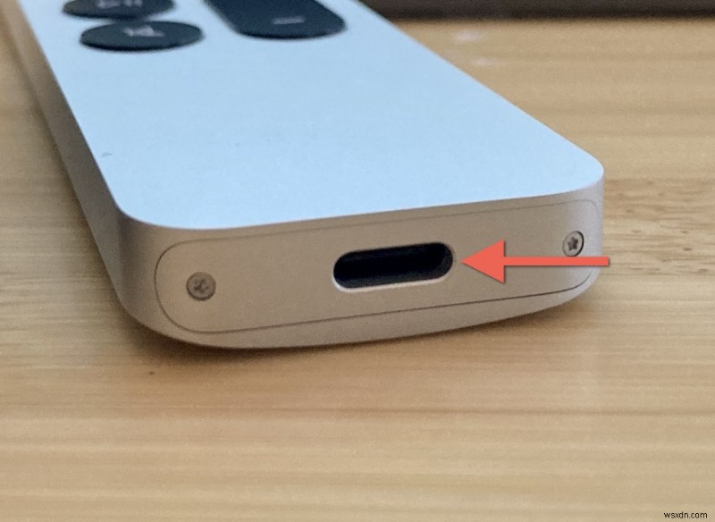 คำแนะนำทีละขั้นตอนในการชาร์จรีโมท Apple TV ของคุณ 