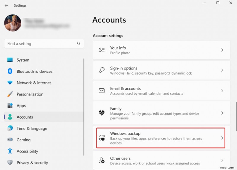 หยุด Windows 11 จากการเปลี่ยนเดสก์ท็อปและวอลเปเปอร์หน้าจอล็อคของคุณโดยอัตโนมัติ 
