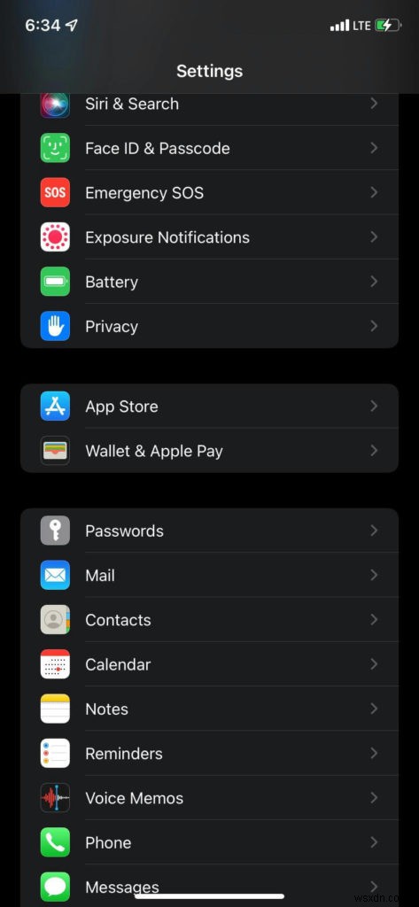 ค้นหาและจัดการรหัสผ่านที่บันทึกไว้ของ iPhone ของคุณได้อย่างง่ายดาย