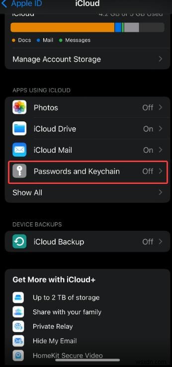 ค้นหาและจัดการรหัสผ่านที่บันทึกไว้ของ iPhone ของคุณได้อย่างง่ายดาย