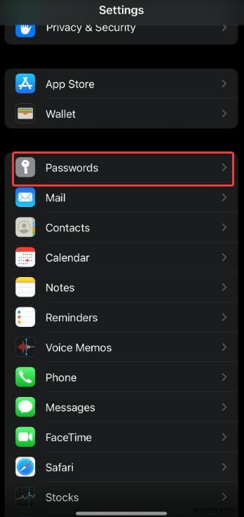 ค้นหาและจัดการรหัสผ่านที่บันทึกไว้ของ iPhone ของคุณได้อย่างง่ายดาย