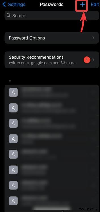 ค้นหาและจัดการรหัสผ่านที่บันทึกไว้ของ iPhone ของคุณได้อย่างง่ายดาย