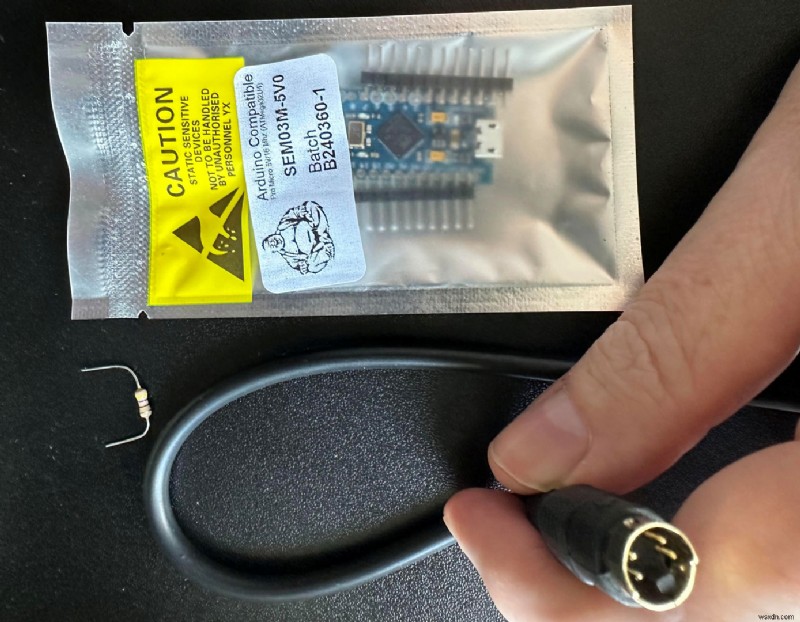 ฉันสร้างอะแดปเตอร์ ADB เป็น USB ที่กำหนดค่าได้เพื่อฟื้นฟูคีย์บอร์ด Apple ปี 1990 บน Windows ได้อย่างไร