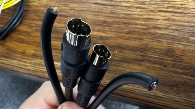 ฉันสร้างอะแดปเตอร์ ADB เป็น USB ที่กำหนดค่าได้เพื่อฟื้นฟูคีย์บอร์ด Apple ปี 1990 บน Windows ได้อย่างไร